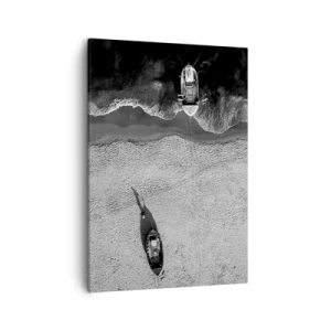 Obraz na płótnie - Czarno-białe ujęcie dwóch łodzi na plaży z lotu ptaka - 50x70cm - Jeszcze na brzegu… - Nowoczesna dekoracja ścienna do salonu, kuchni i sypialni ARTTOR
