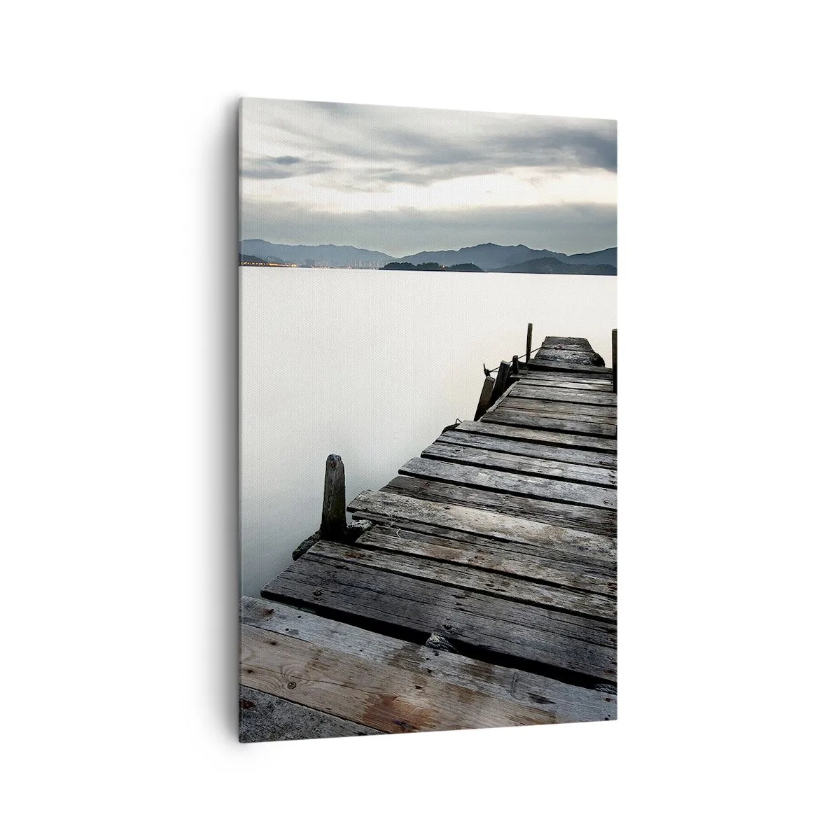 Obraz na płótnie - Drewniany pomost prowadzący w stronę spokojnego jeziora - 80x120cm - Zanurzyć się w spokoju - Nowoczesna dekoracja ścienna do salonu i sypialni ARTTOR