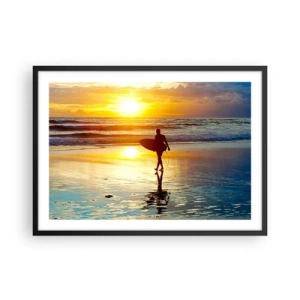 Plakat w czarnej ramie - Surfer idący po plaży o zachodzie słońca z deską w ręku - 70x50cm - Powrót wojownika - Nowoczesna dekoracja ścienna do salonu i sypialni ARTTOR