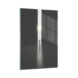 Obraz na szkle - Człowiek stojący w świetle wąskiej szczeliny w ciemnej przestrzeni - 80x120cm - Krok do jasnej przyszłości - Nowoczesna dekoracja ścienna do salonu i sypialni ARTTOR