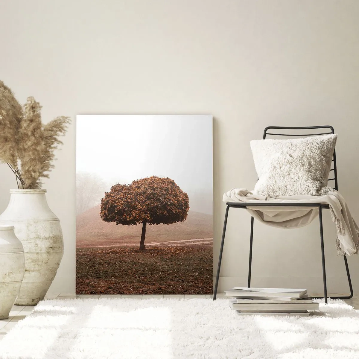 Obraz na szkle - Jesienne drzewo samotnie stojące we mgle na tle pagórkowatego krajobrazu - 70x100cm - Po pracowitym lecie - Nowoczesna dekoracja ścienna do salonu i sypialni ARTTOR