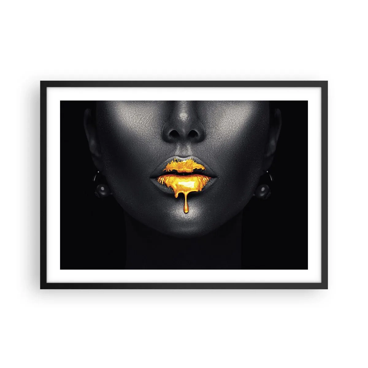 Plakat w czarnej ramie - Czarno-złoty portret kobiety z kroplą złota na ustach - 70x50cm - Złotousta - Nowoczesna dekoracja ścienna do salonu i sypialni ARTTOR