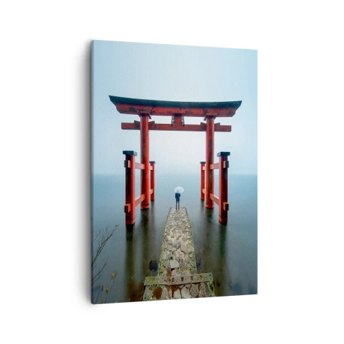 Obraz na płótnie - Czerwona brama torii nad wodą z osobą pod parasolem na kamiennej ścieżce - 50x70cm - Japońska zaduma - Nowoczesna dekoracja ścienna do salonu, kuchni i sypialni ARTTOR