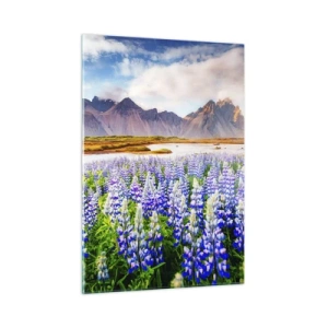 Obraz na szkle - Górski krajobraz z kwitnącą łąką i majestatycznymi szczytami - 50x70cm - Siła i surowość obok łagodności - Nowoczesna dekoracja ścienna do salonu, kuchni i sypialni ARTTOR