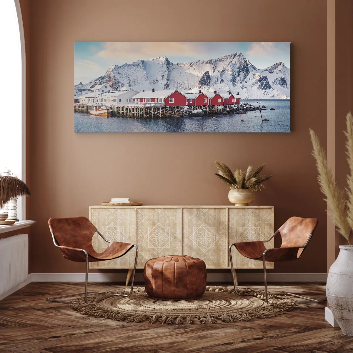 Obraz na płótnie - Czerwone domki na tle śnieżnych gór i błękitnego morza - 160x50cm - Północne ustronie - Nowoczesna dekoracja ścienna do salonu i sypialni ARTTOR