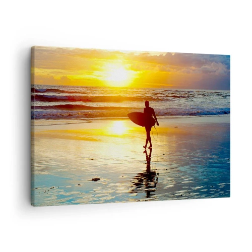 Obraz na płótnie - Surfer idący po plaży o zachodzie słońca z deską w ręku - 70x50cm - Powrót wojownika - Nowoczesna dekoracja ścienna do salonu i sypialni ARTTOR