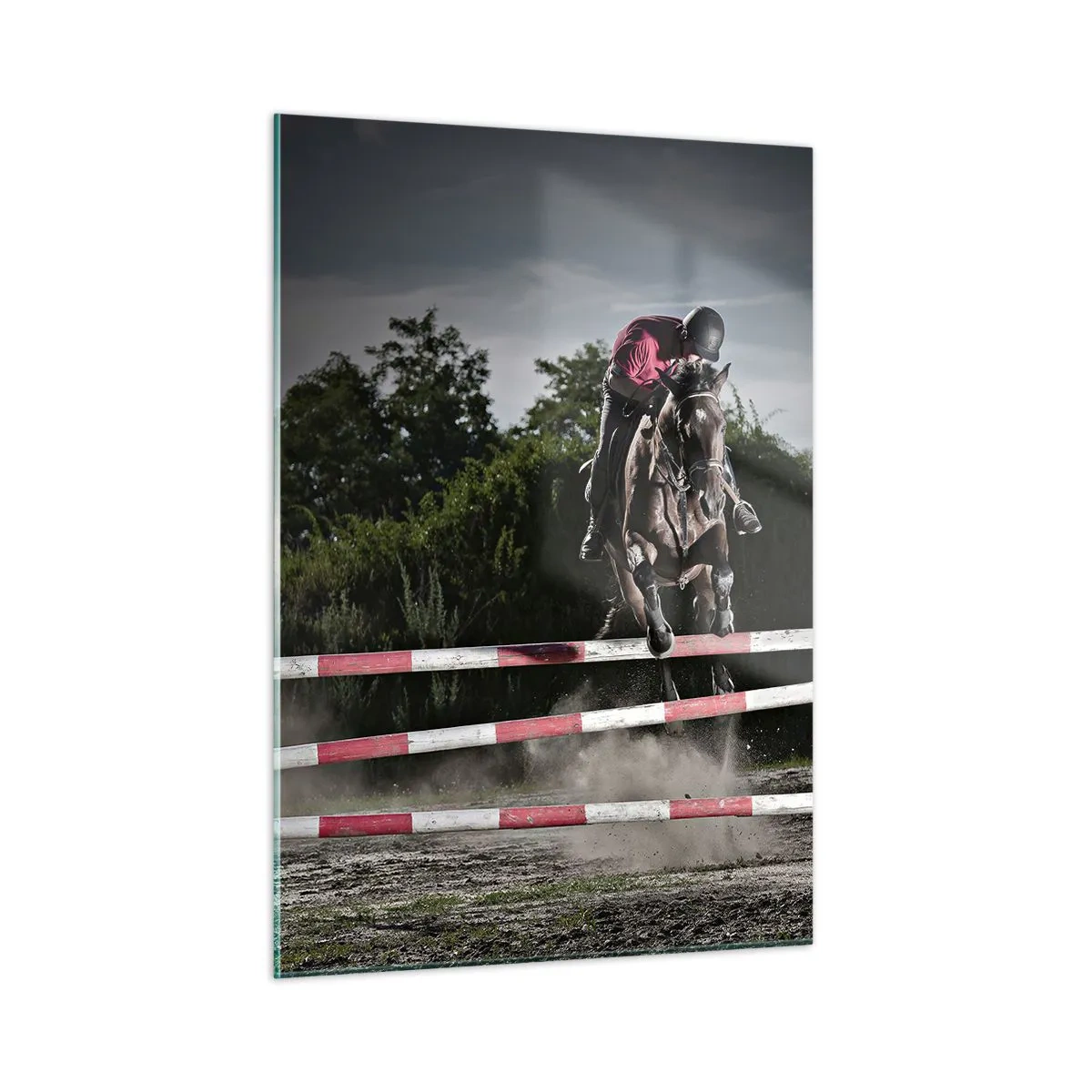 Obraz na szkle - Skok jeźdźca na koniu przez przeszkodę na tle natury - 50x70cm - Razem po zwycięstwo - Nowoczesna dekoracja ścienna do salonu, kuchni i sypialni ARTTOR