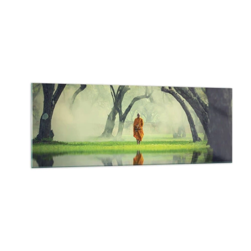 Obraz na szkle - Mnich w pomarańczowej szacie w lesie z mglistym tłem i odbiciem w wodzie - 140x50cm - W drodze do oświecenia - Nowoczesna dekoracja ścienna do salonu i sypialni ARTTOR