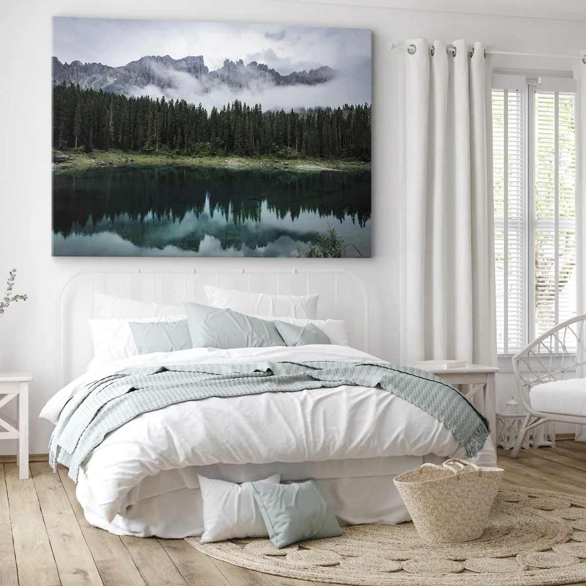 Obraz na płótnie - Górski krajobraz z lasem i jeziorem odbijającym niebo - 70x50cm - Cicho, cicho, nie budźmy wody spiącej… - Nowoczesna dekoracja ścienna do salonu i sypialni ARTTOR