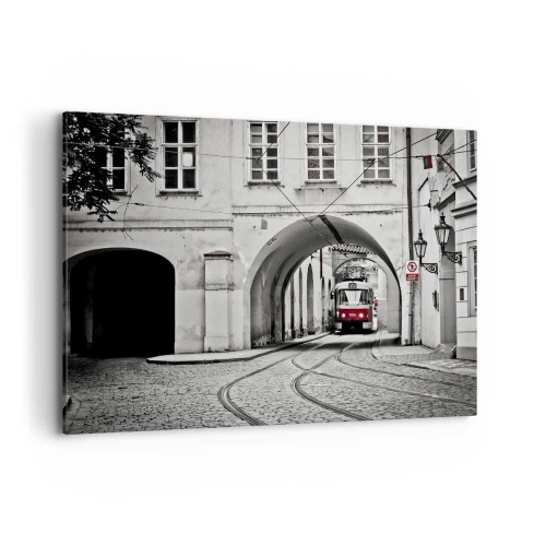 Obraz na płótnie - Czarno-biały tramwaj w zabytkowej uliczce miasta - 120x80cm - Przez miejski labirynt - Nowoczesna dekoracja ścienna do salonu, kuchni i sypialni ARTTOR