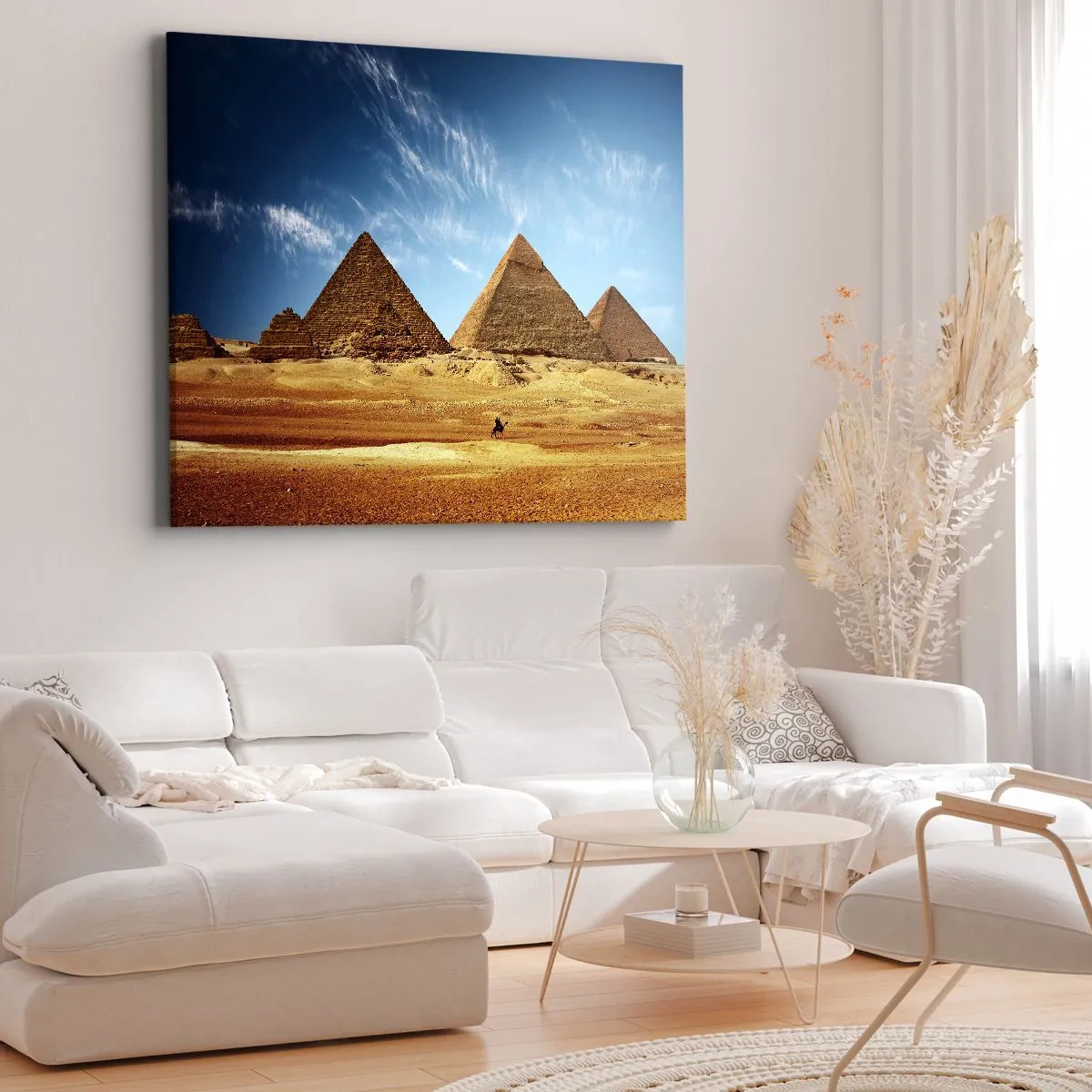 Obraz na płótnie - Piramidy w Gizie na tle błękitnego nieba i pustynnego krajobrazu - 70x50cm - 40 wieków patrzy na was - Nowoczesna dekoracja ścienna do salonu i sypialni ARTTOR