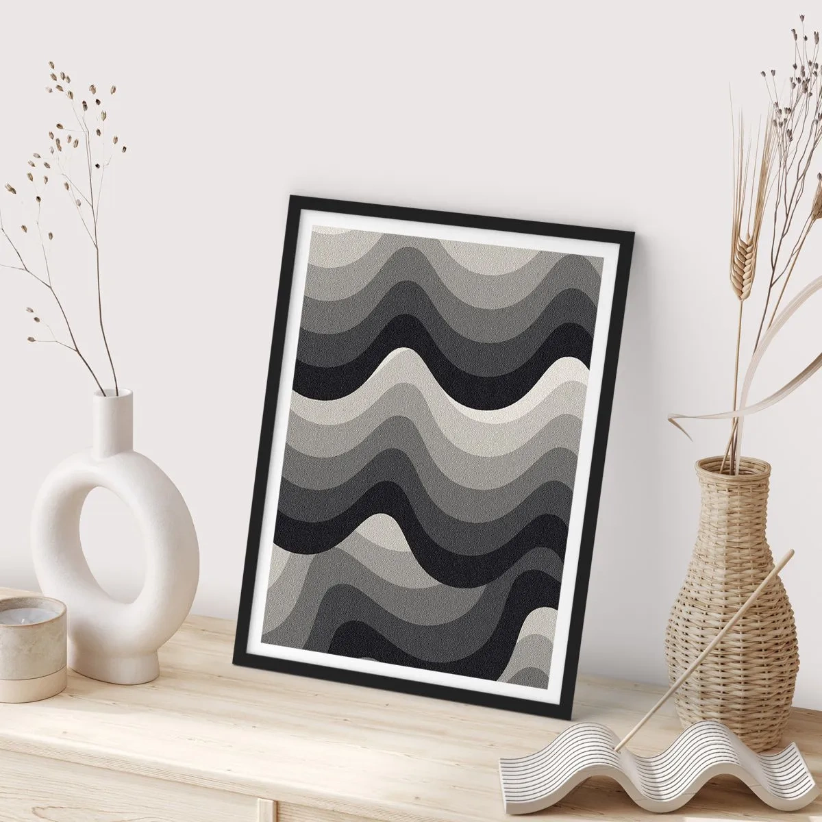 Plakat w czarnej ramie - Geometryczne fale w odcieniach czerni i szarości - 50x70cm - Fala za falą - Nowoczesna dekoracja ścienna do salonu i sypialni ARTTOR