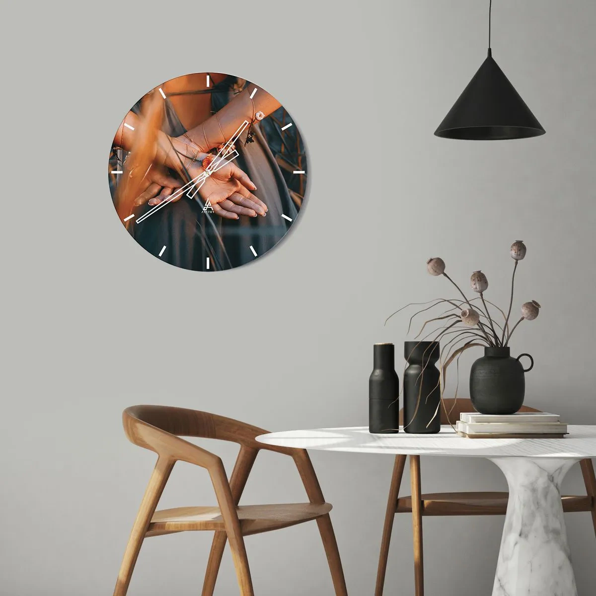 Zegar ścienny - Zbliżenie na splecione dłonie oplecione roślinami - 30x30cm - Związana z naturą - Nowoczesna dekoracja ścienna do salonu, kuchni i sypialni ARTTOR