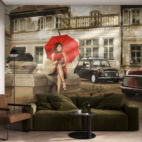 Fototapeta Standard Eco - Kobieta z czerwonym parasolem przy klasycznych autach - 100x70cm - Minipodróż sentymentalna - Nowoczesna dekoracja ścienna do salonu i sypialni ARTTOR