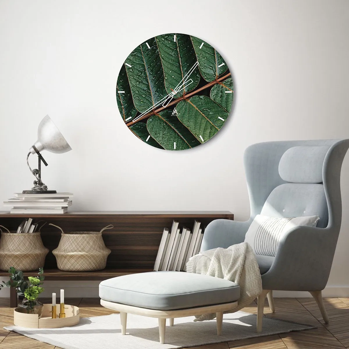 Zegar ścienny - Zbliżenie na liście z kroplami wody na ciemnym tle - 30x30cm - W zielonym rytmie - Nowoczesna dekoracja ścienna do salonu, kuchni i sypialni ARTTOR
