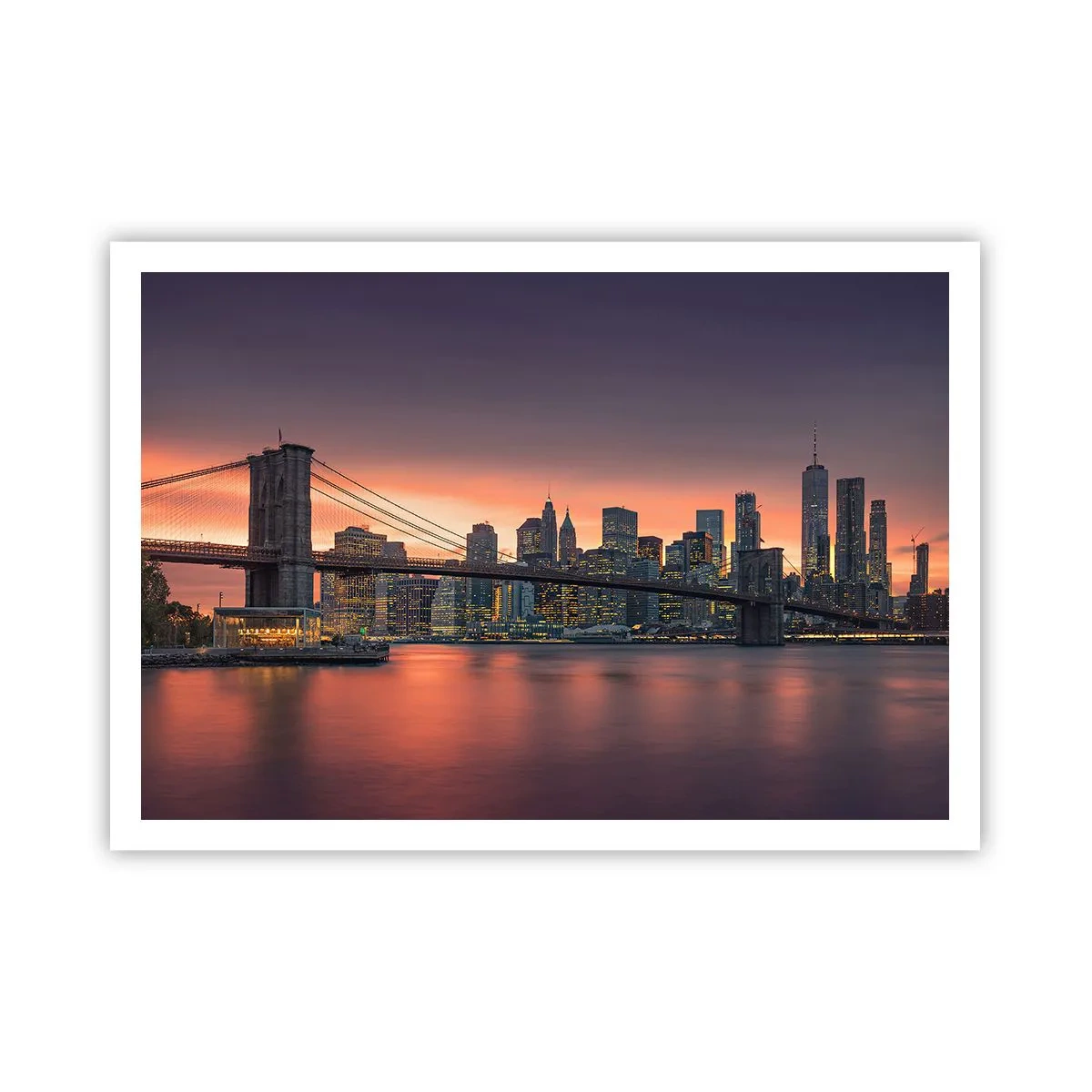 Plakat - Nocna panorama miasta z mostem i podświetlonym niebem - 100x70cm - Zatopione w liliowej ciszy - Nowoczesna dekoracja ścienna do salonu i sypialni ARTTOR