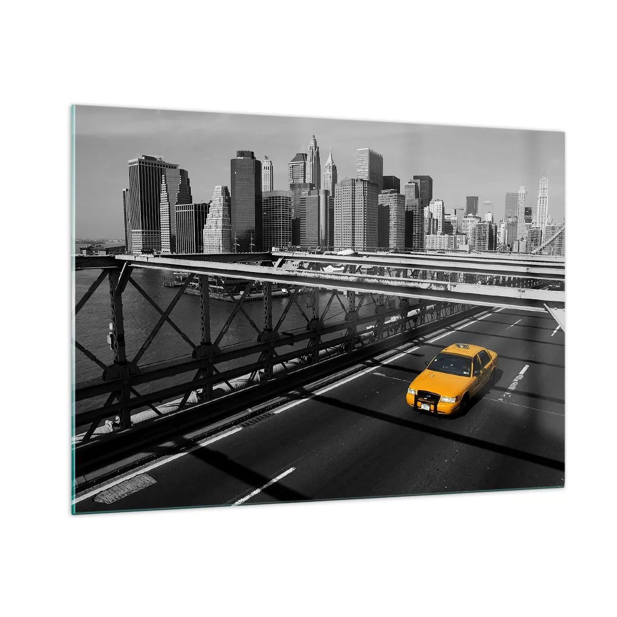 Obraz na szkle - Żółta taksówka na moście z widokiem na Manhattan - 100x70cm - Kolor wielkiego miasta - Nowoczesna dekoracja ścienna do salonu, kuchni i sypialni ARTTOR