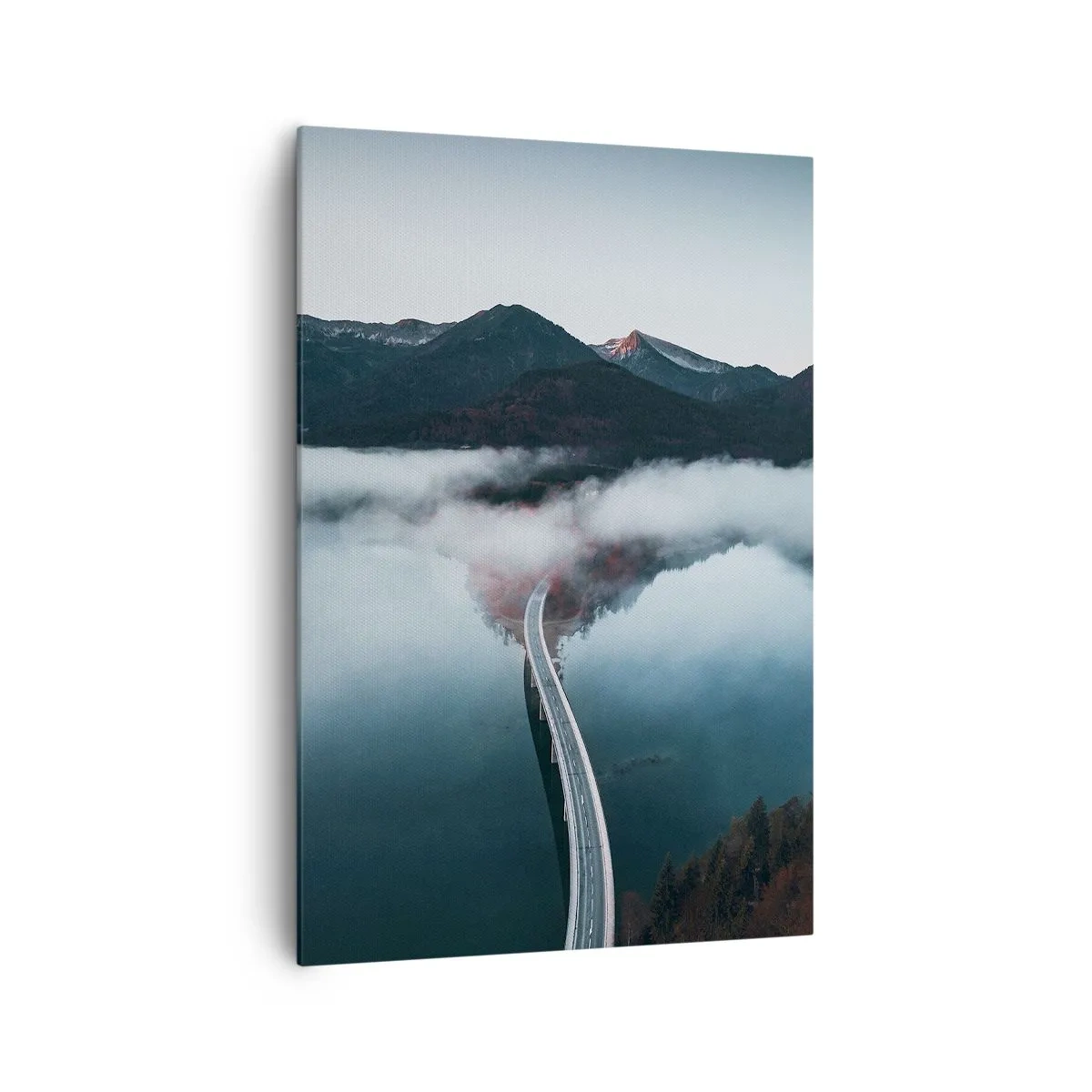 Obraz na płótnie - Most nad spokojnym jeziorem otoczonym górami i mgłą - 70x100cm - Nad wodą gładką jak lustro - Nowoczesna dekoracja ścienna do salonu i sypialni ARTTOR