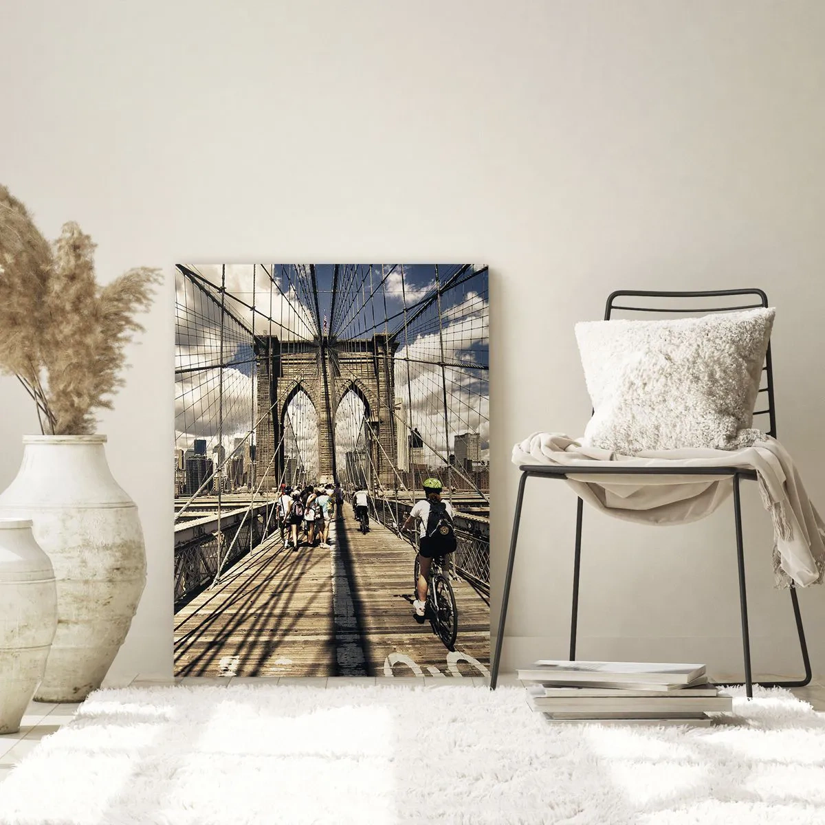 Obraz na szkle - Brooklyński Most w słoneczny dzień z przechodniami i rowerzystami - 50x70cm - Wprost do serca miasta - Nowoczesna dekoracja ścienna do salonu, kuchni i sypialni ARTTOR