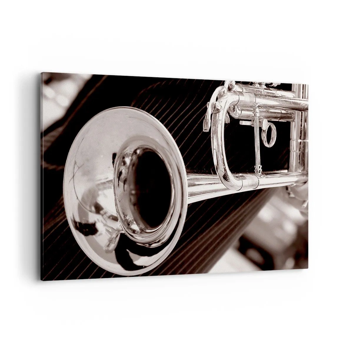 Obraz na płótnie - Srebrna trąbka w zbliżeniu na tle eleganckiego materiału - 100x70cm - Muzyczna podróż do lat 30. - Nowoczesna dekoracja ścienna do salonu, kuchni i sypialni ARTTOR