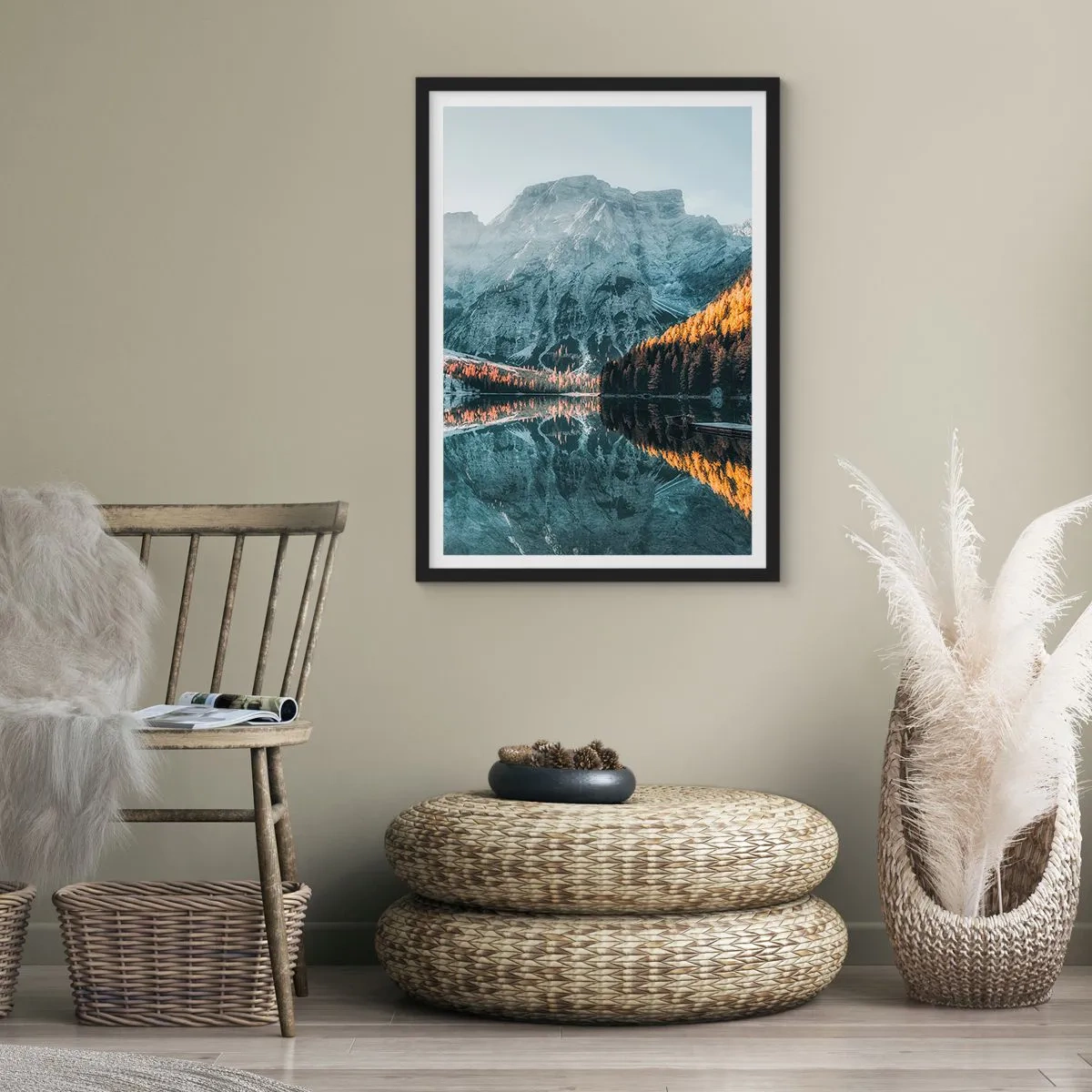 Plakat w czarnej ramie - Górski krajobraz odbijający się w tafli jeziora o zachodzie słońca - 50x70cm - Lustrzany pejzaż - Nowoczesna dekoracja ścienna do salonu i sypialni ARTTOR
