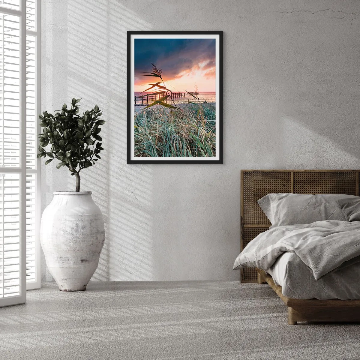 Plakat w czarnej ramie - Pomost nad morzem otoczony trawą podczas zachodu słońca - 50x70cm - Nie przemija z wiatrem - Nowoczesna dekoracja ścienna do salonu i sypialni ARTTOR