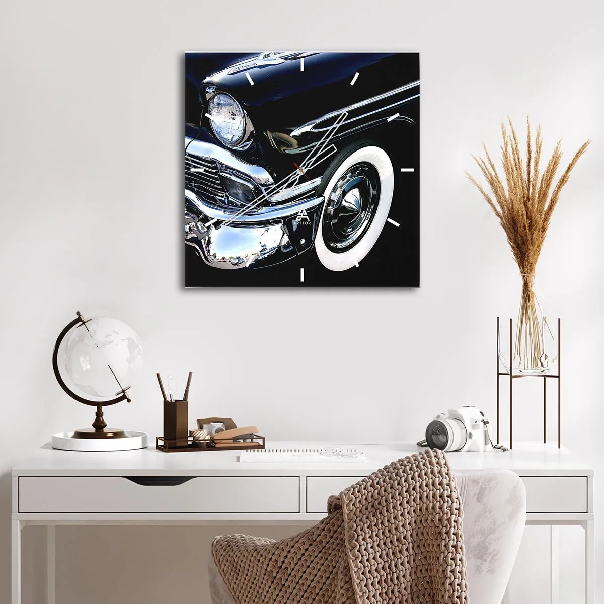 Zegar ścienny - Czarny klasyczny samochód w zbliżeniu na reflektor i błotnik - 30x30cm - Klasyka w srebrze, czerni i bieli - Nowoczesna dekoracja ścienna do salonu i sypialni ARTTOR