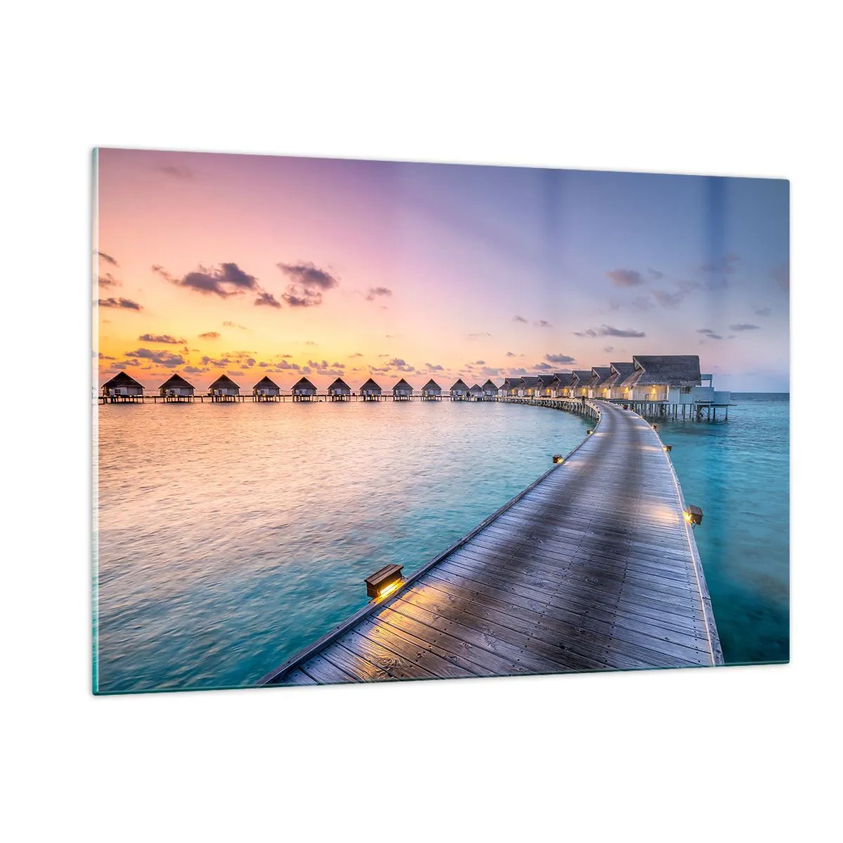 Obraz na szkle - Drewniany pomost prowadzący do luksusowych domków na wodzie o zachodzie słońca - 120x80cm - Wakacje - powrót do źródeł - Nowoczesna dekoracja ścienna do salonu, kuchni i sypialni ARTTOR