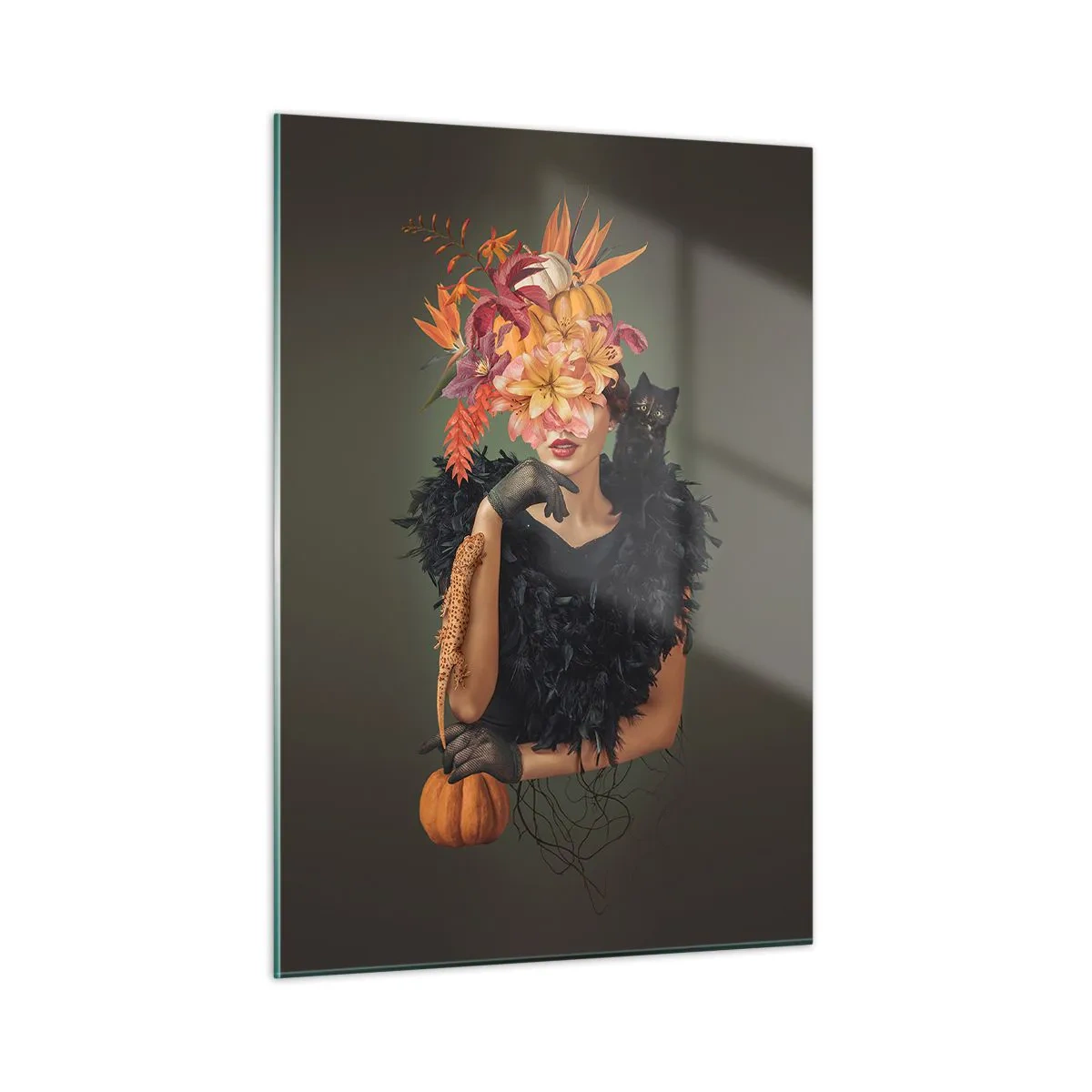 Obraz na szkle - Postać kobiety w czerni z dynią, kotem i kwiatową kompozycją - 50x70cm - Czar wiedźmy - Nowoczesna dekoracja ścienna do salonu, kuchni i sypialni ARTTOR