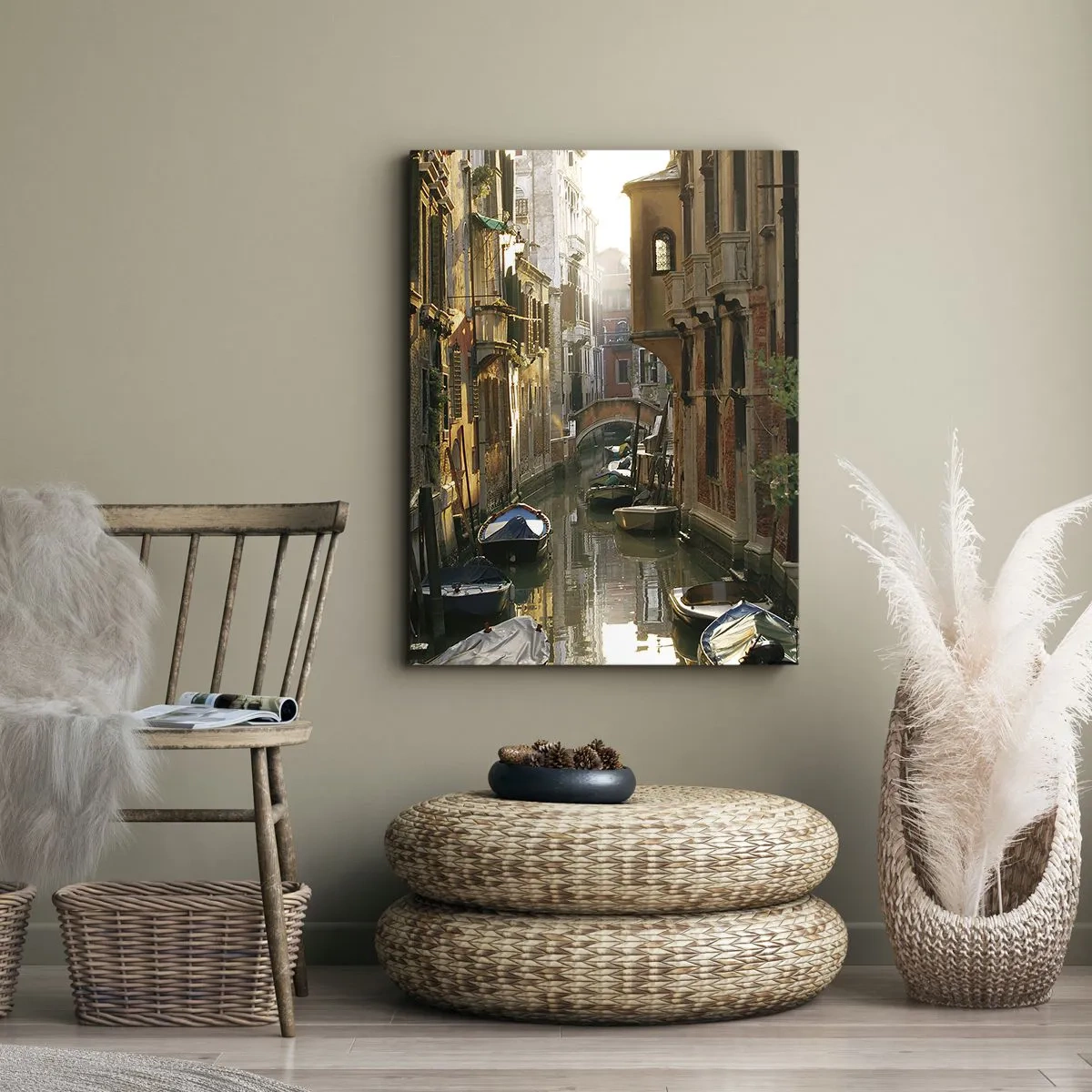 Obraz na płótnie - Malowniczy kanał w Wenecji z łodziami i mostem - 80x120cm - W weneckim zaułku - Nowoczesna dekoracja ścienna do salonu i sypialni ARTTOR