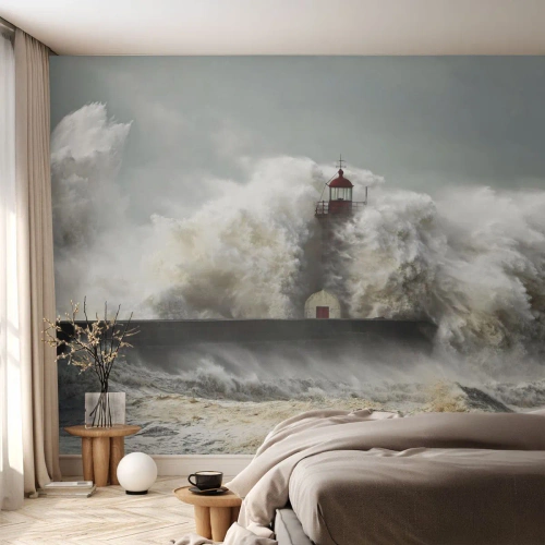 Fototapeta Premium Sand - Latarnia morska uderzana przez potężne fale - 100x70cm - Gniew oceanu - Nowoczesna dekoracja ścienna do salonu, kuchni i sypialni ARTTOR