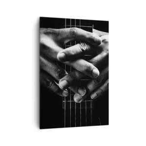 Obraz na płótnie - Dłonie splecione na gitarze w monochromatycznej tonacji - 70x100cm - Modlitwa artysty - Nowoczesna dekoracja ścienna do salonu i sypialni ARTTOR
