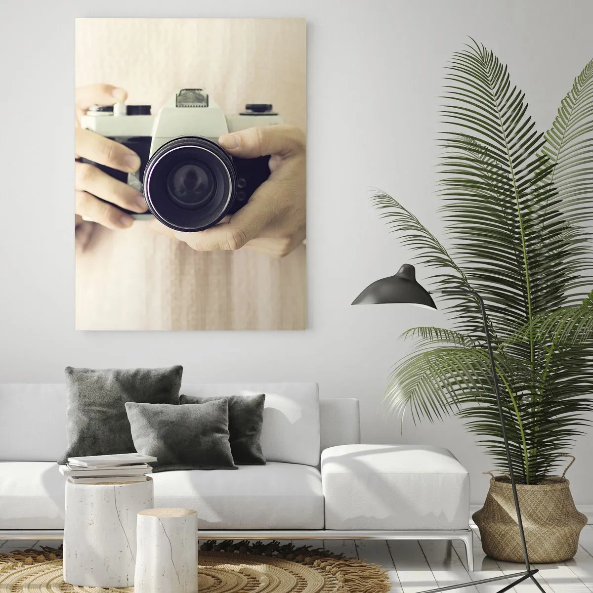Obraz na szkle - Osoba trzymająca klasyczny aparat fotograficzny w rękach - 50x70cm - By widzieć więcej… - Nowoczesna dekoracja ścienna do salonu, kuchni i sypialni ARTTOR