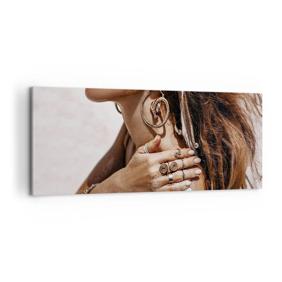 Obraz na płótnie - Stylowa kobieta z biżuterią na tle jasnego piasku - 120x50cm - Królowa dzikiej plaży - Nowoczesna dekoracja ścienna do salonu i sypialni ARTTOR