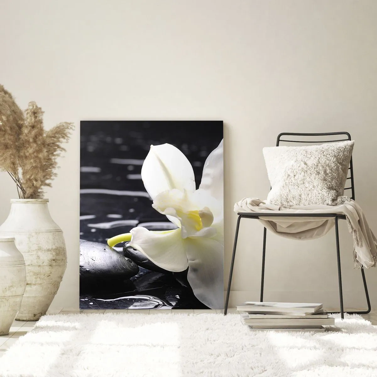 Obraz na szkle - Biała orchidea na mokrych czarnych kamieniach - 50x70cm - Studium w czerni i bieli - Nowoczesna dekoracja ścienna do salonu, kuchni i sypialni ARTTOR