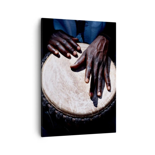 Obraz na płótnie - Zbliżenie na dłonie grające na bębnie djembe - 50x70cm - Żyj w swoim rytmie - Nowoczesna dekoracja ścienna do salonu, kuchni i sypialni ARTTOR