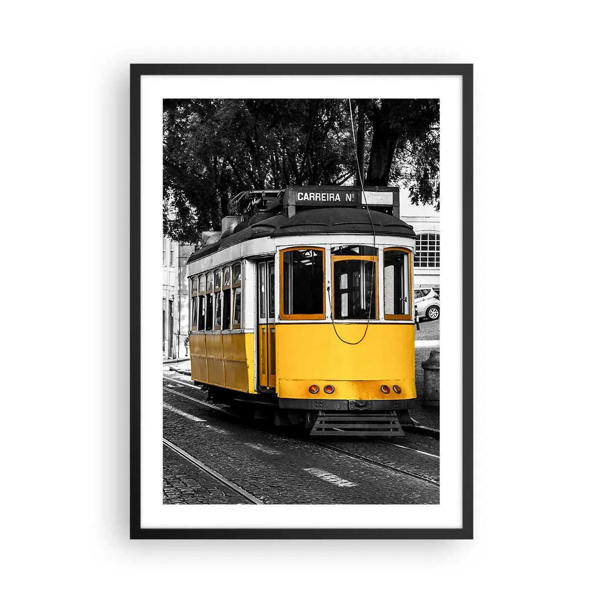 Plakat w czarnej ramie - Żółty tramwaj na czarno-białym tle miejskiej scenerii - 50x70cm - I fado w tle - Nowoczesna dekoracja ścienna do salonu i sypialni ARTTOR