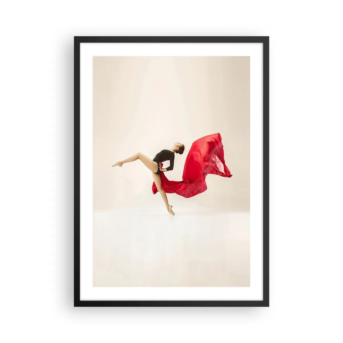 Plakat w czarnej ramie - Tancerka w czarnym stroju z czerwonym materiałem w ruchu - 50x70cm - Czerwone i czarne - Nowoczesna dekoracja ścienna do salonu i sypialni ARTTOR