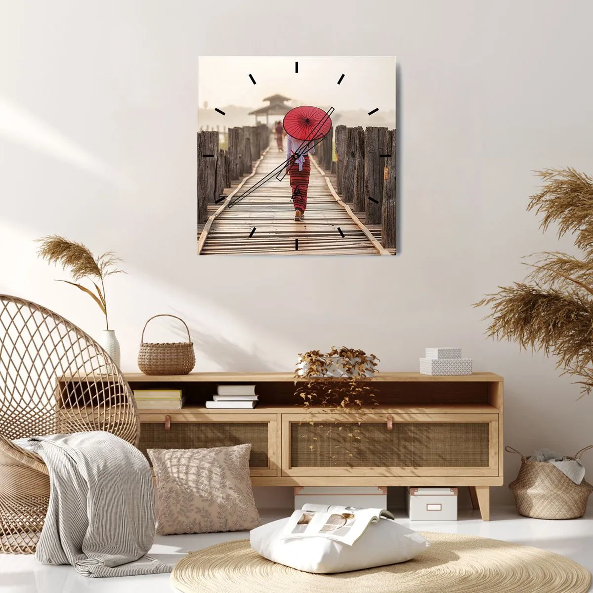 Zegar ścienny - Kobieta z czerwonym parasolem na drewnianym moście - 30x30cm - Na starym moście - Nowoczesna dekoracja ścienna do salonu i sypialni ARTTOR