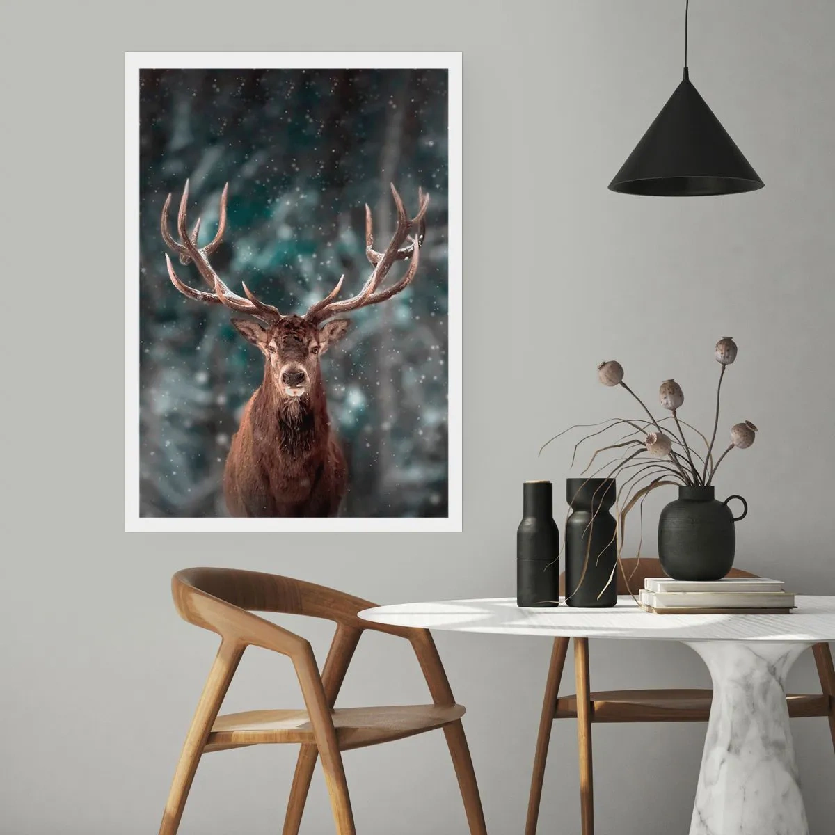 Plakat - Portret jelenia z imponującym porożem na tle zimowego lasu - 50x70cm - Król lasu ukoronowany - Nowoczesna dekoracja ścienna do salonu, kuchni i sypialni ARTTOR