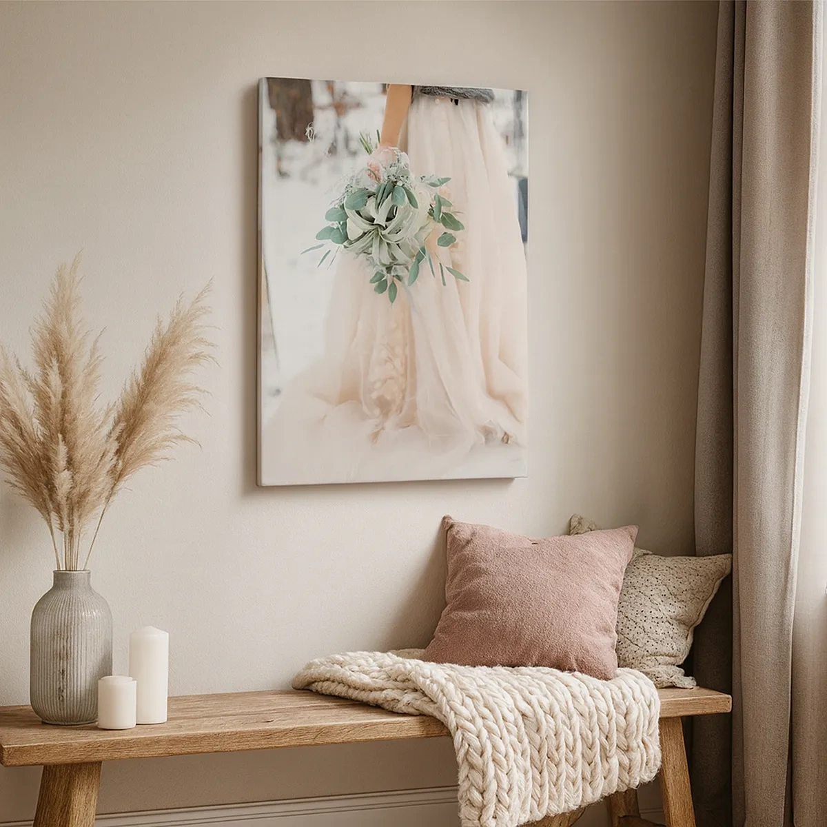 Obraz na płótnie - Panna młoda w beżowej sukni trzymająca bukiet z eukaliptusem na tle śniegu - 50x70cm - I żyli długo i szczęśliwie - Nowoczesna dekoracja ścienna do salonu, kuchni i sypialni ARTTOR