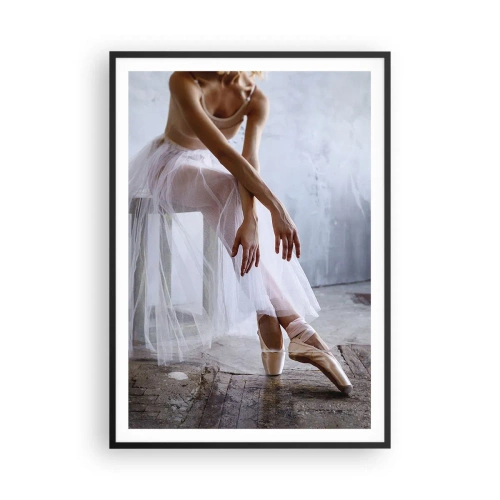 Plakat w czarnej ramie - Zanim zabłysną światła rampy - 70x100 cm