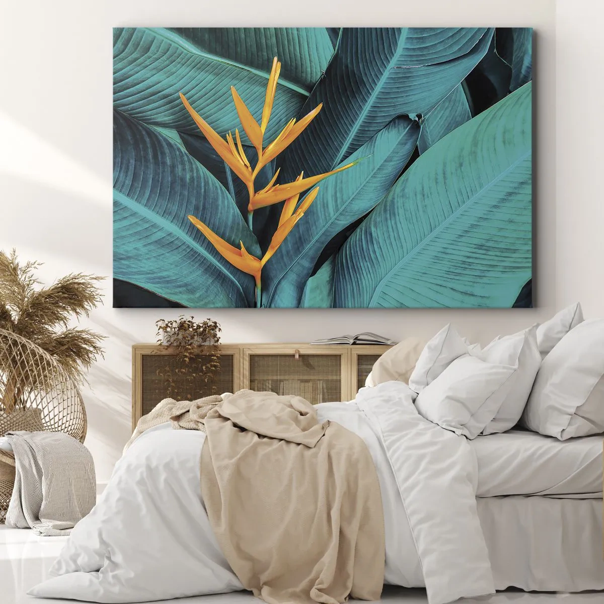 Obraz na płótnie - Egzotyczny kwiat na tle liści bananowca w turkusowych odcieniach - 70x50cm - Kwiat Edenu - Nowoczesna dekoracja ścienna do salonu i sypialni ARTTOR
