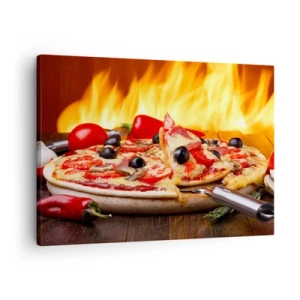 Obraz na płótnie - Pizza z oliwkami, pomidorami i papryką na tle płomieni - 70x50cm - From Italy with love - Nowoczesna dekoracja ścienna do salonu i sypialni ARTTOR
