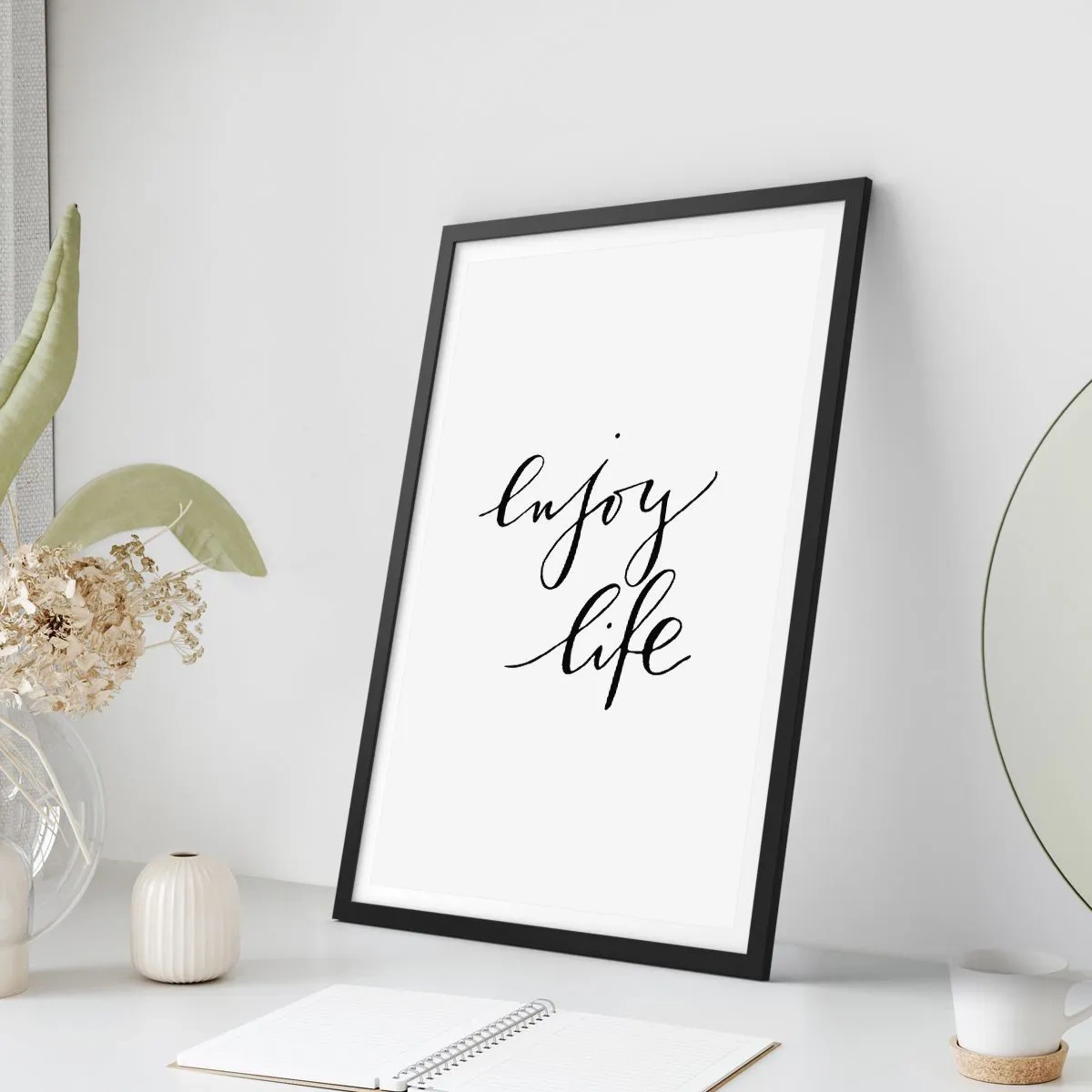 Plakat w czarnej ramie - Minimalistyczny napis "Enjoy life" w czarno-białej kolorystyce - 50x70cm - Nic dodać… - Nowoczesna dekoracja ścienna do salonu i sypialni ARTTOR