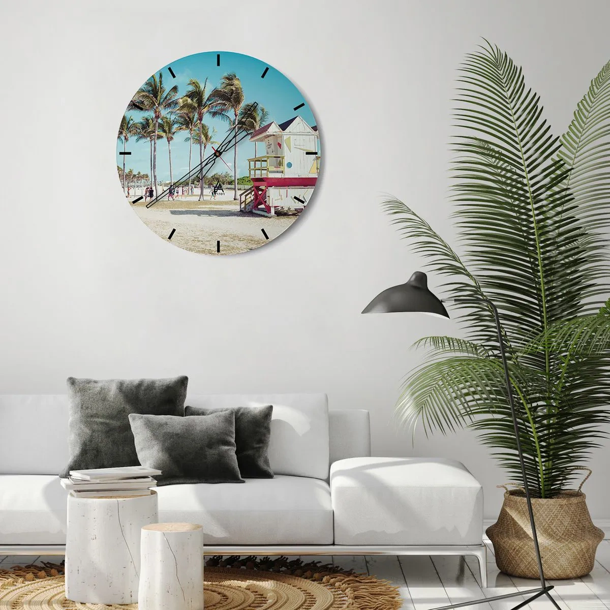 Zegar ścienny - Plaża w Miami z palmami i kolorowym ratunkowym budynkiem - 30x30cm - Przed tobą piękny dzień - Nowoczesna dekoracja ścienna do salonu, kuchni i sypialni ARTTOR
