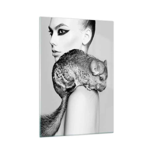 Obraz na szkle - Stylizowana kobieta z szynszylą w eleganckiej czarno-białej kompozycji - 70x100cm - Dama z szynszylą - Nowoczesna dekoracja ścienna do salonu i sypialni ARTTOR