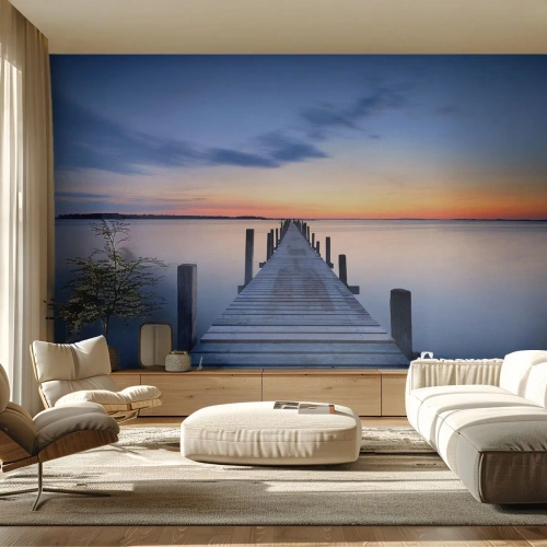 Fototapeta Standard Eco - Drewniany pomost prowadzący w stronę spokojnego jeziora - 100x70cm - Spokój pogodnego zmierzchu - Nowoczesna dekoracja ścienna do salonu i sypialni ARTTOR