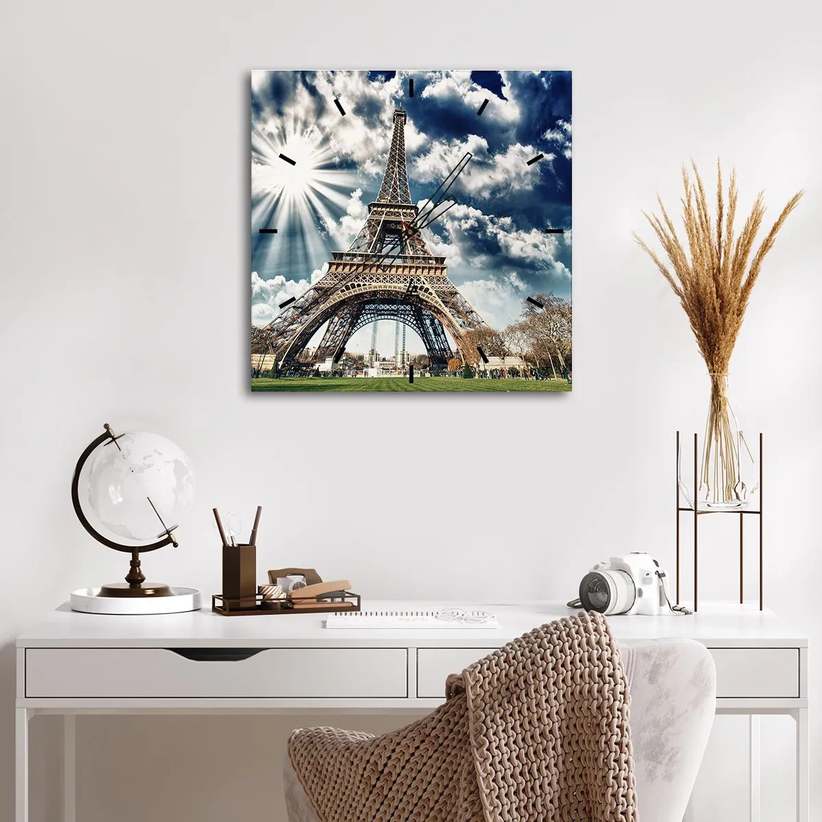Zegar ścienny - Wieża Eiffla na tle słonecznego nieba z chmurami - 30x30cm - Jedyna taka pod słońcem - Nowoczesna dekoracja ścienna do salonu i sypialni ARTTOR
