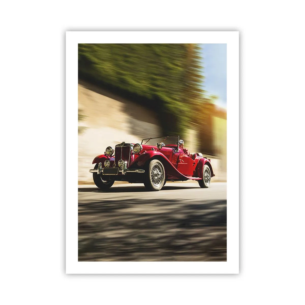 Plakat - Czerwony klasyczny samochód na tle rozmytego krajobrazu - 50x70cm - Piękniejszy niż Nike z Samotraki - Nowoczesna dekoracja ścienna do salonu, kuchni i sypialni ARTTOR